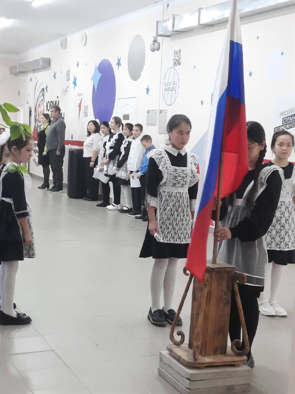 Новая учебная неделя МБОУ СОШ с.Кочетное, традиционно началась с вноса Государственного Флага Российской Федерации и исполнения Государственного Гимна..