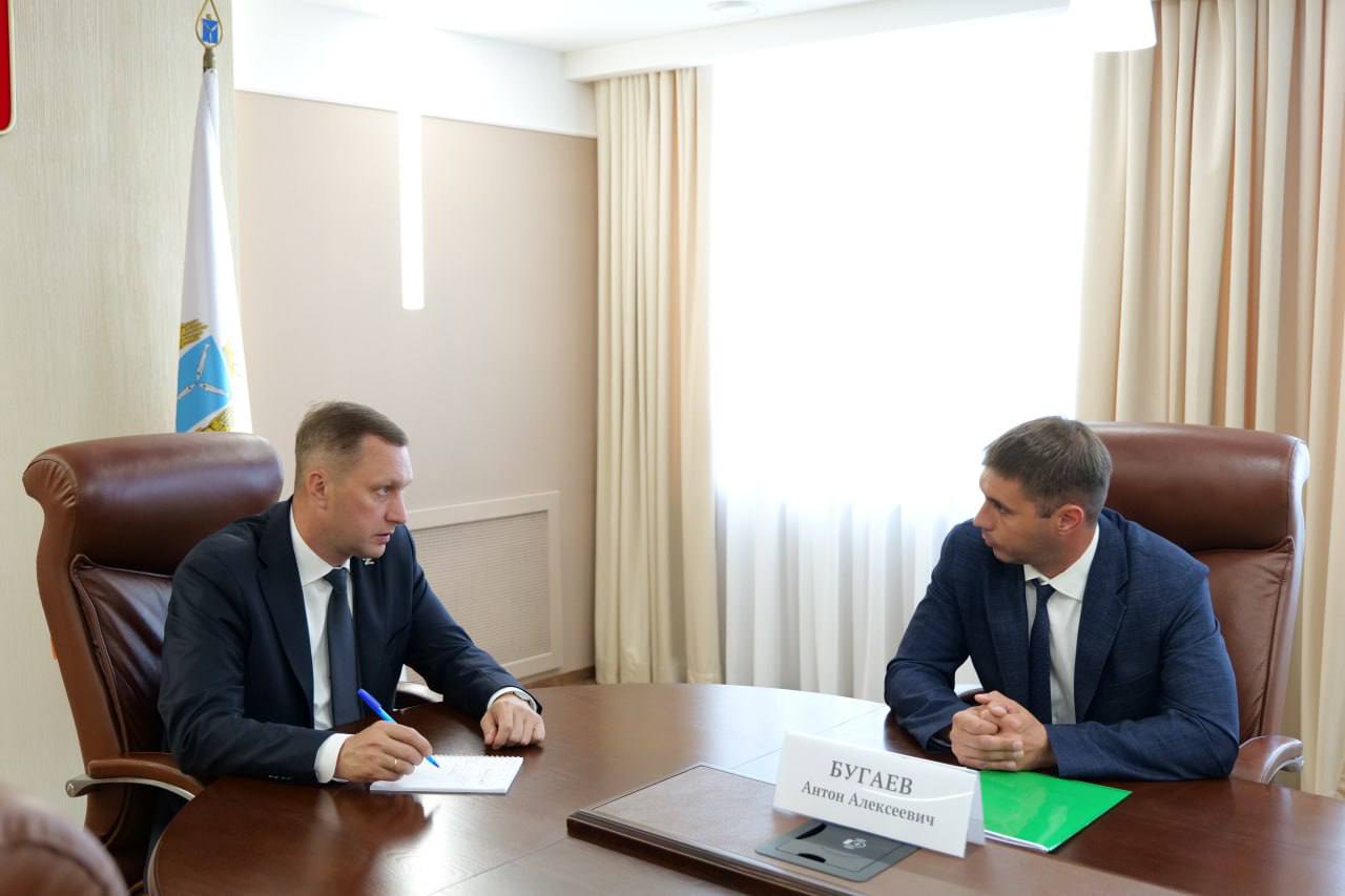 Губернатор Роман Бусаргин провел встречу с главой Ровенского района Антоном Бугаевым. Обсуждались вопросы развития территории и реализации в муниципалитете национальных проектов и государственных программ..