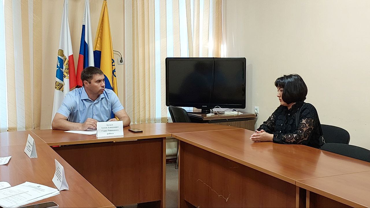 Глава Ровенского района провел еженедельный прием граждан по личным вопросам..