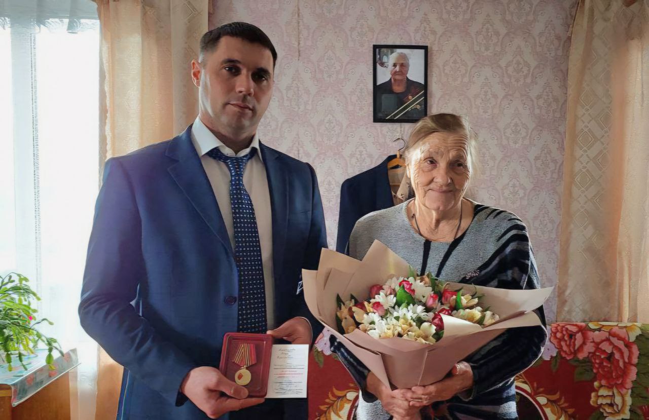 Глава Ровенского МР Антон Бугаев вручил юбилейные медали, посвященные 80-летию Победы в Великой Отечественной войне, семьям участников ВОВ и труженикам тыла, проживающим в Ровенском районе..