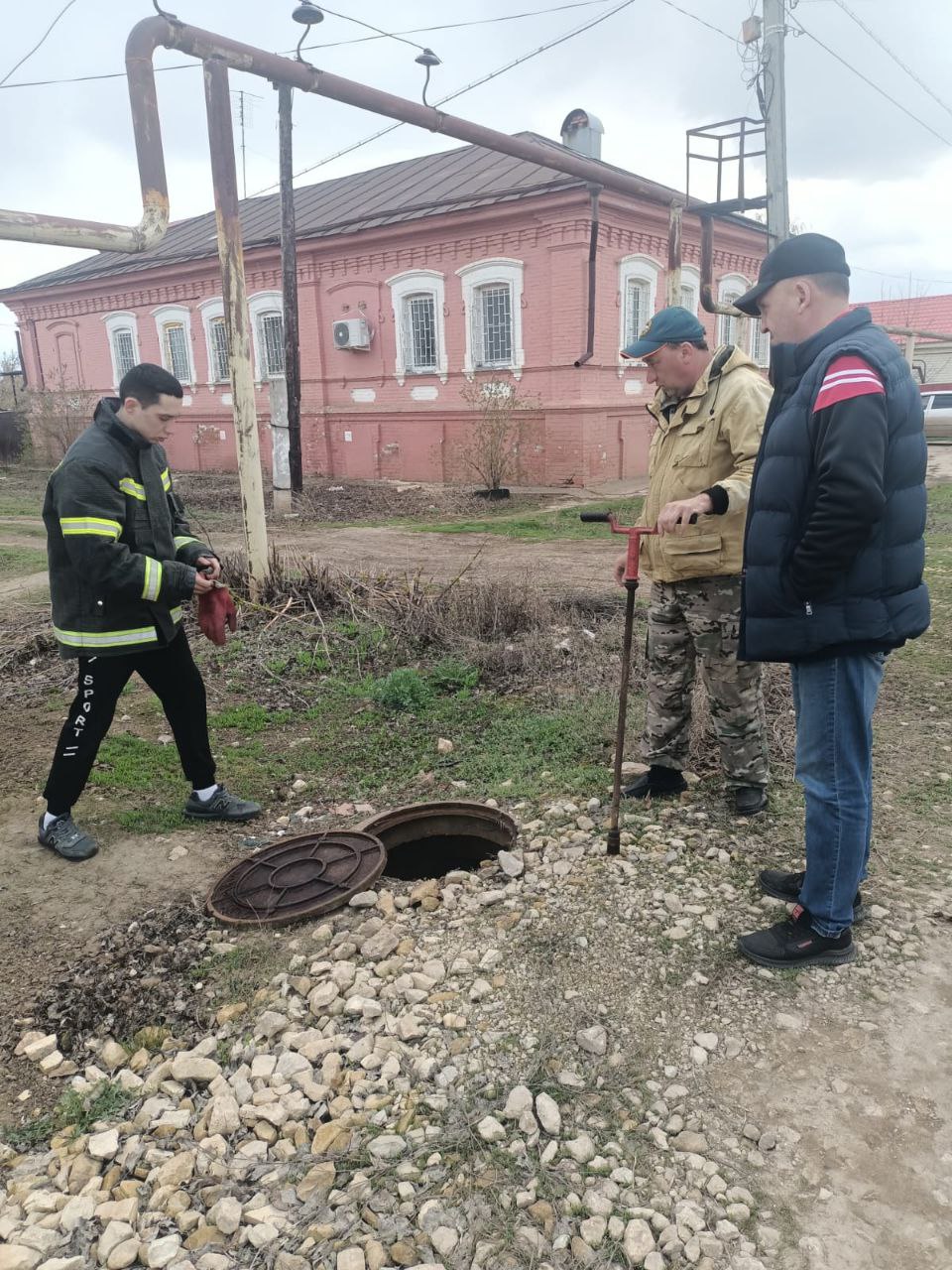 Весенняя проверка гидрантов в Ровенском муниципальном районе..