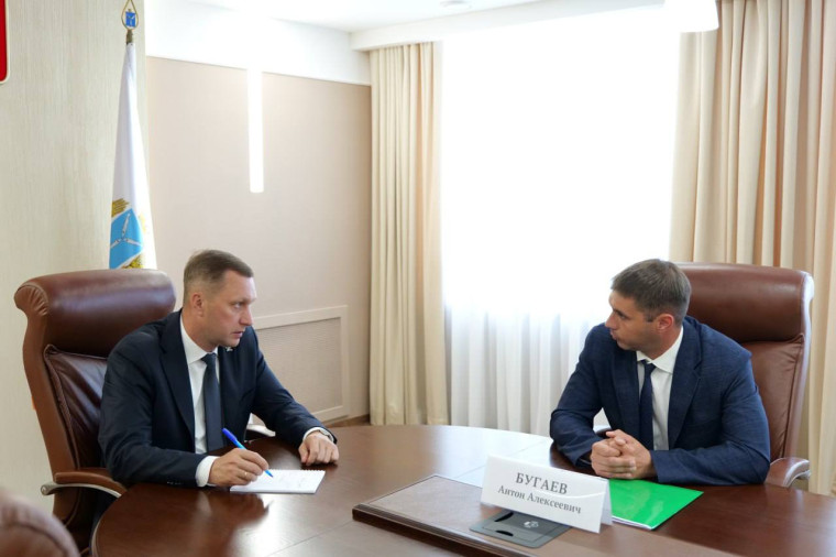 Губернатор Роман Бусаргин провел встречу с главой Ровенского района Антоном Бугаевым. Обсуждались вопросы развития территории и реализации в муниципалитете национальных проектов и государственных программ.. Губернатор Роман Бусаргин провел встречу с главой Ровенского района Антоном Бугаевым. Обсуждались вопросы развития территории и реализации в муниципалитете национальных проектов и государственных программ..